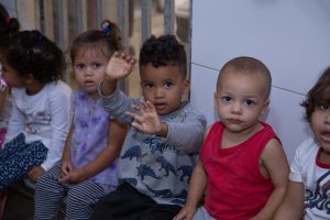 No Dia das Crianças, CFQ doa alimentos e brinquedos a creche de área carente do DF e recebe o carinho dos pequenos