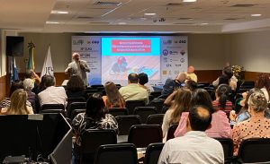 Professor debate função social da educação Química durante Congresso no RJ