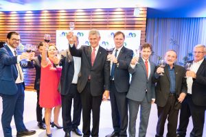 Em jantar, Frente Parlamentar da Química reinstalada recebe deputados e confraterniza para dar início às atividades  