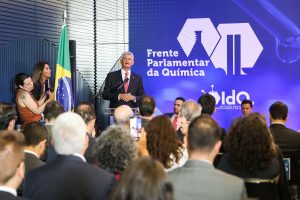 Mais plural, técnica e com atenção à questão do gás natural: Frente Parlamentar da Química 2023 é lançada em Brasília
