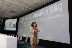 Química tem resposta para problemas do planeta, afirma professora em conferência da SBQ