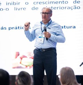 World Clean: palestrante debate contaminação microbiológica e oferece dicas de conservantes para participantes da indústria