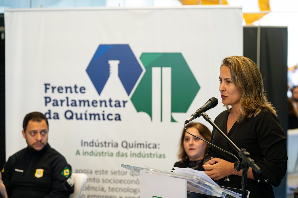 Sistema CFQ/CRQs participa de debate sobre mercado ilícito de produtos químicos e divulga Central de Informações da Química