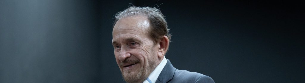 Presidente do CFQ é homenageado em cerimônia de encerramento do 1º EPQuim