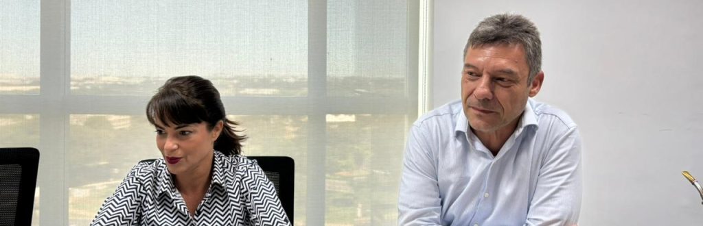 Encontro no CFQ aborda visita a evento sobre cannabis que contou com a presença do governador do Colorado