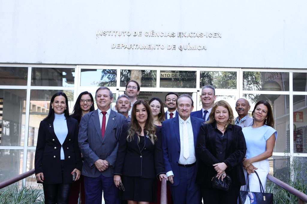 Comitiva do CFQ e do CRQ-II (MG) visita instalações do departamento de Química da UFMG, o maior do País