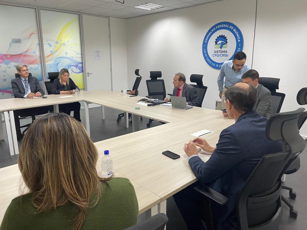 Membros de Comissão do CONFEA visitam CFQ para avançar no debate sobre áreas de sombreamento