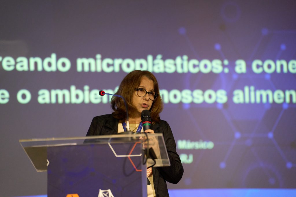 Segundo dia do CBCTA em Florianópolis: microplásticos e contaminantes em alimentos são destaques da programação