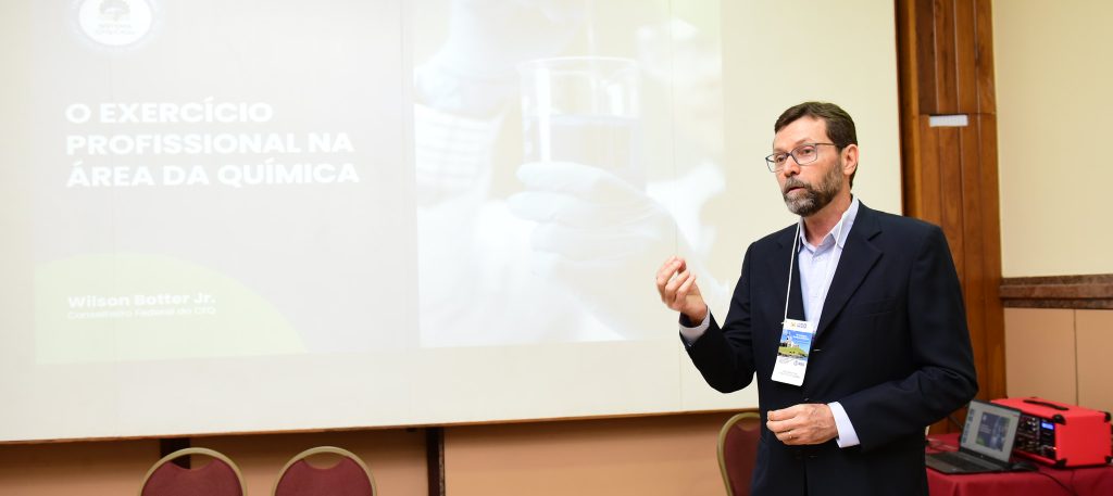 Conselheiro federal destaca papel do Sistema CFQ/CRQs e do Profissional da Química em palestra no 63º CBQ