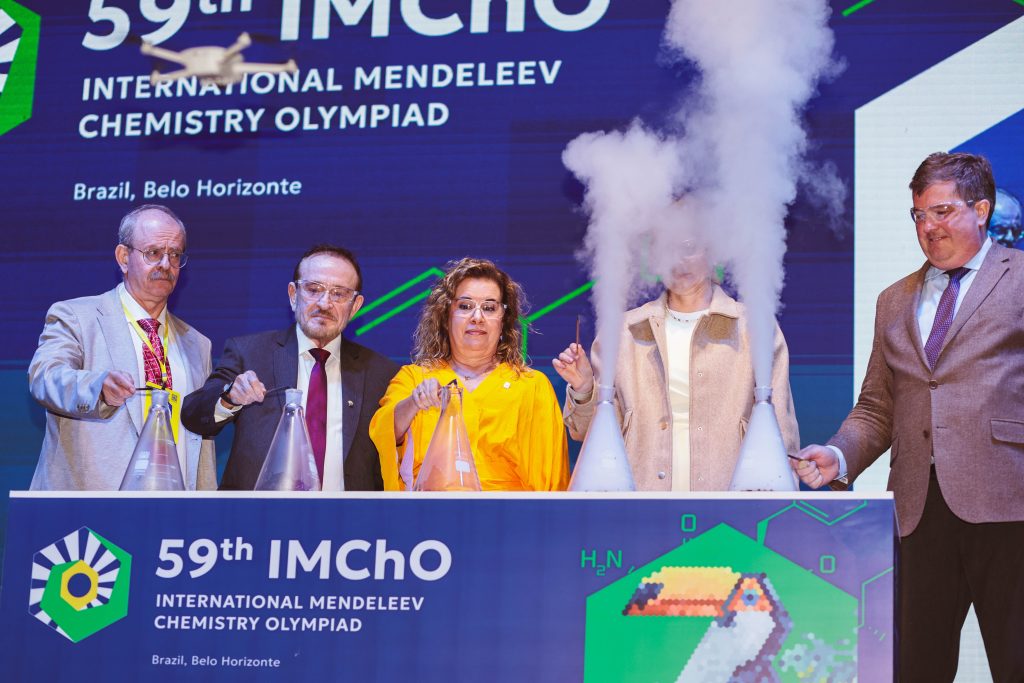 Sistema CFQ/CRQs marca presença na cerimônia de abertura da 59ª Olimpíada Internacional de Química