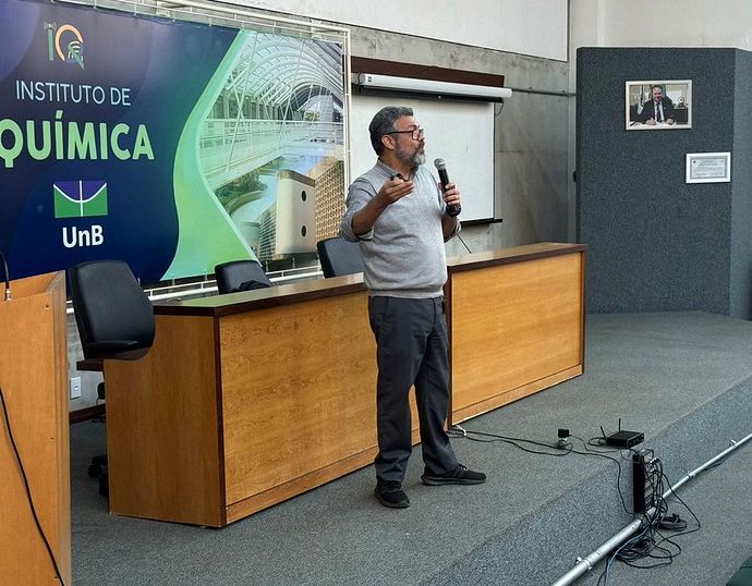 Conselheiro do CFQ realiza palestra na UnB sobre as múltiplas possibilidades da carreira química