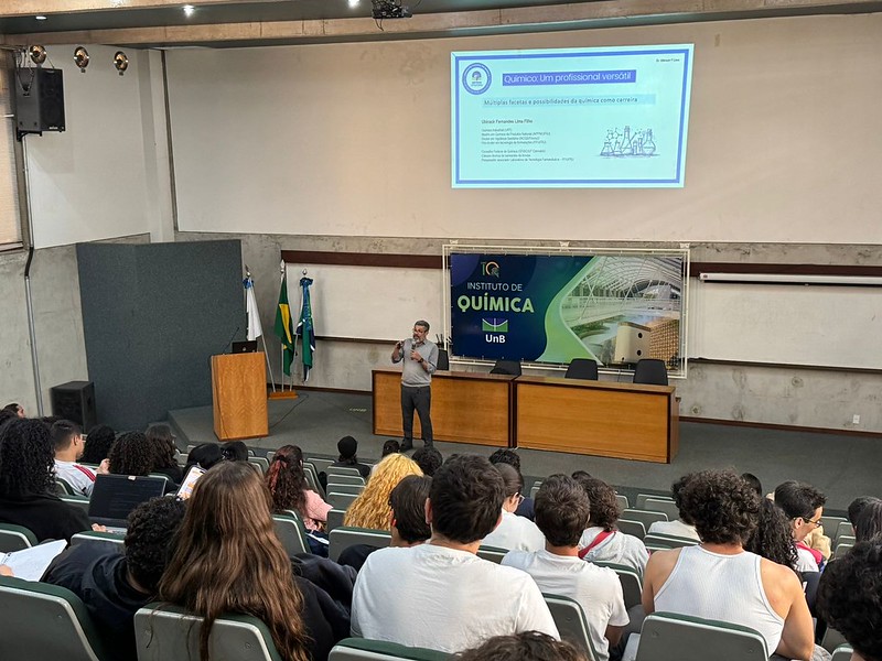 O conselheiro Ubiracir Lima durante palestra para estudantes de Química da UnB.