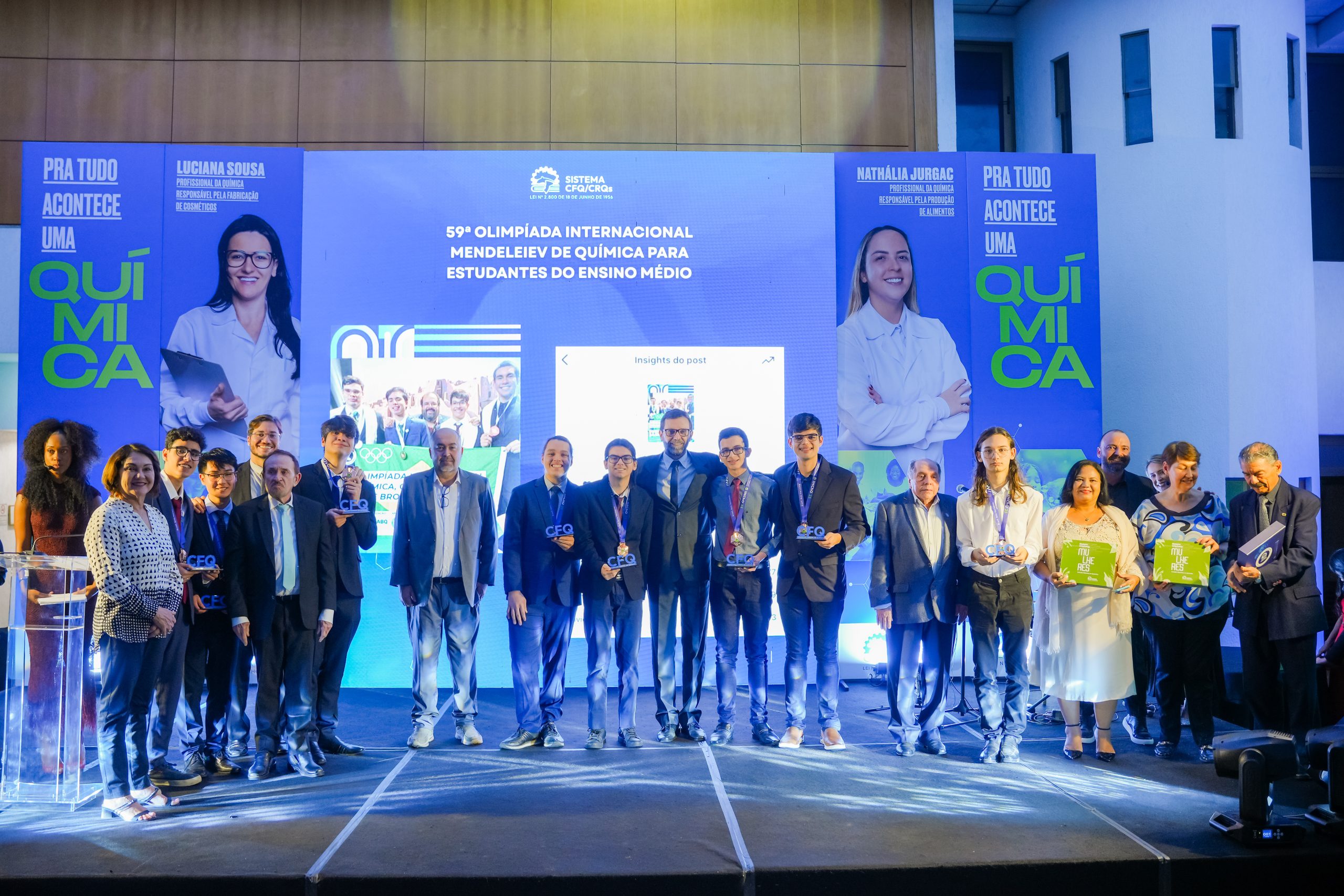 Jovens medalhistas da Olimpíada Internacional de Química no palco do evento