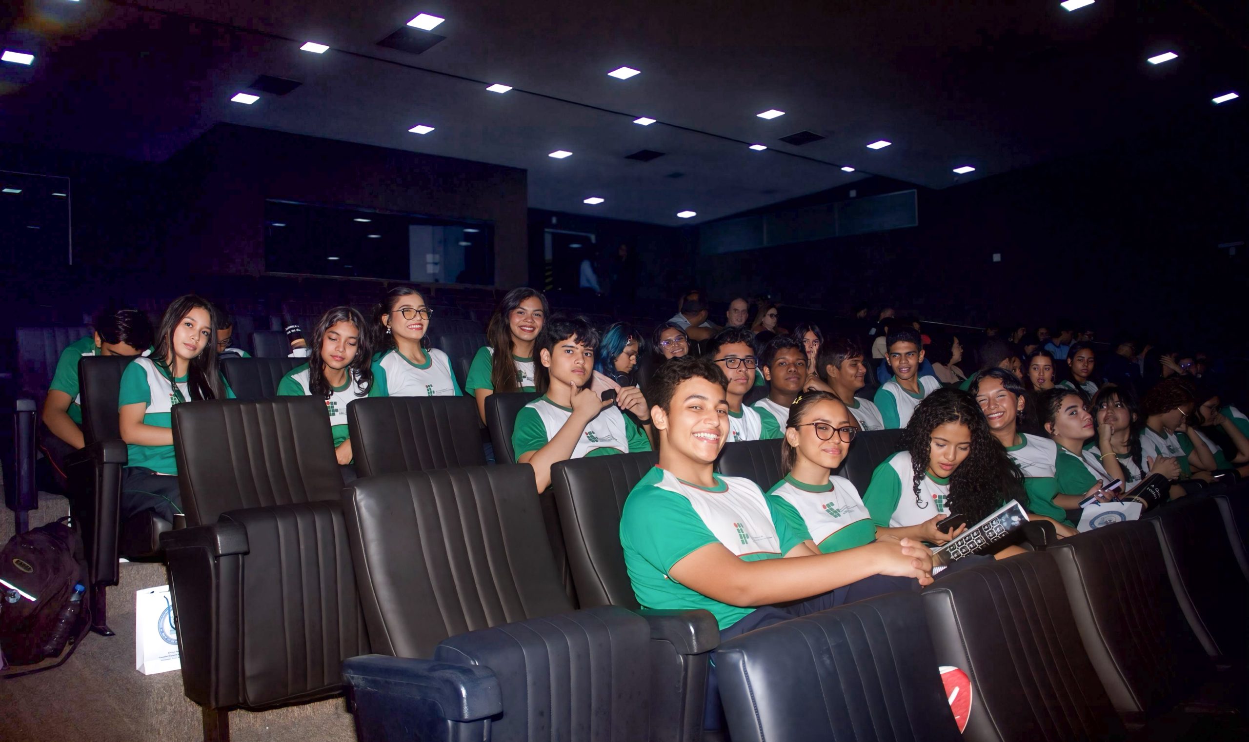 Estudantes participam da sessão solene