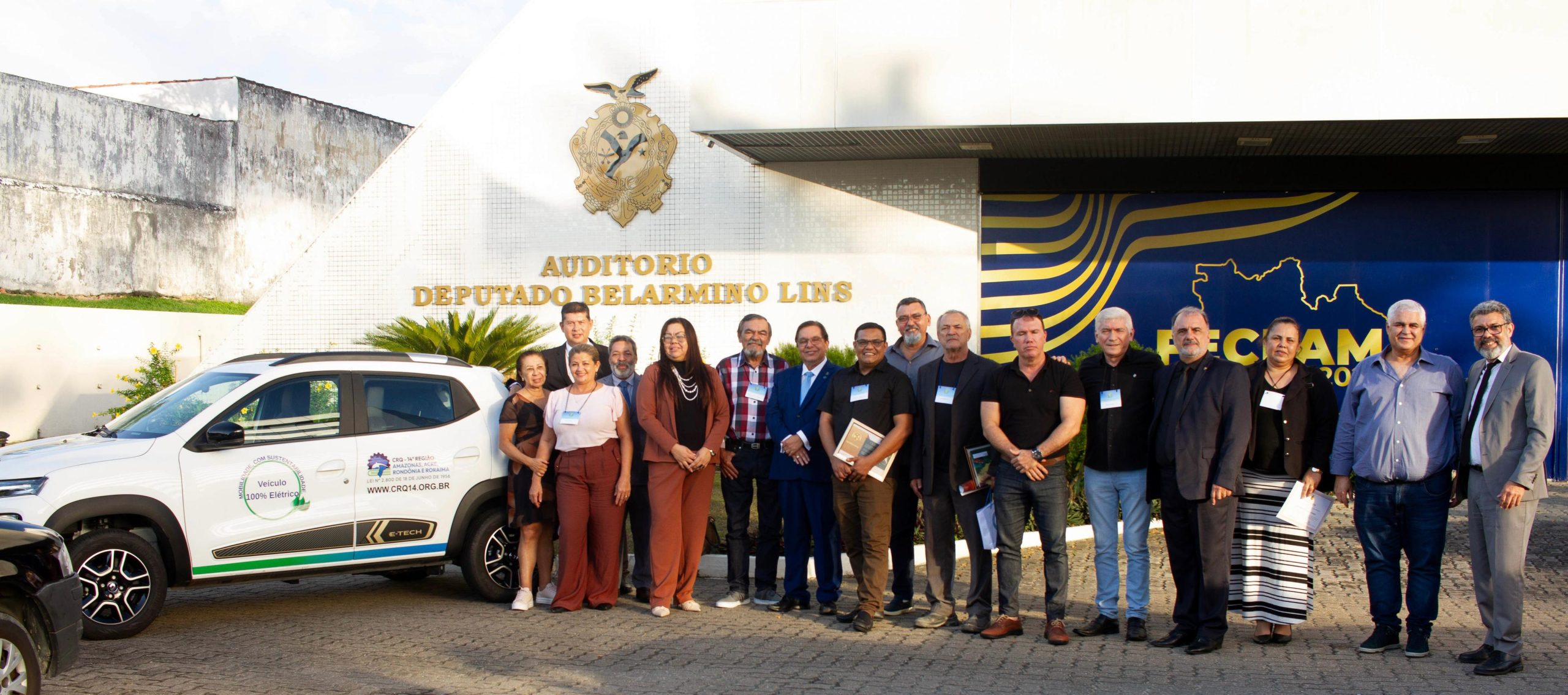 Membros do CRQ 14ª Região e do Sistema CFQ/CRQs ao lado do carro elétrico do Conselho Regional