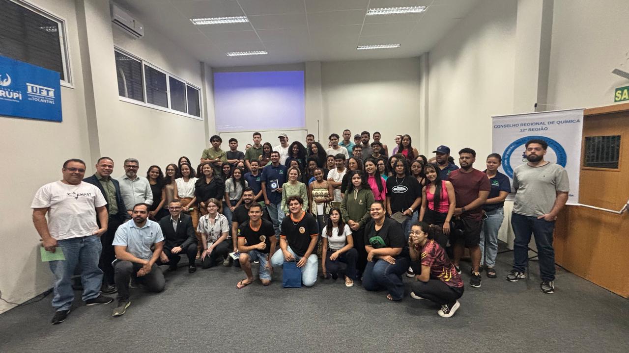 Estudantes e servidores durante palestra de Ubiracir Lima na UFT