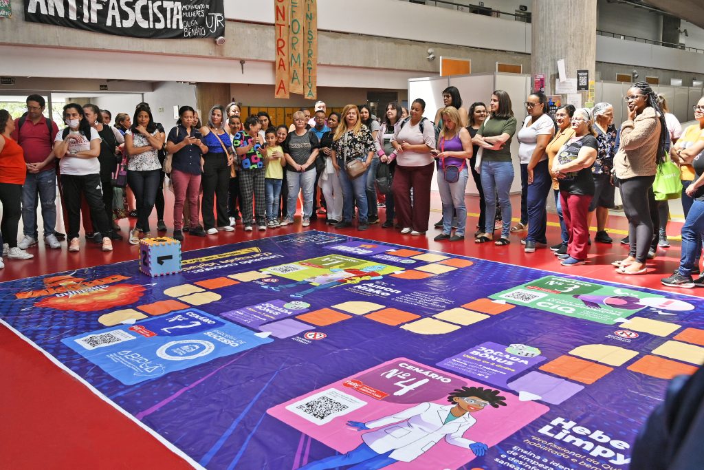 Jogo “Mistura Explosiva” leva conscientização sobre segurança química para trabalhadoras domésticas na UFABC