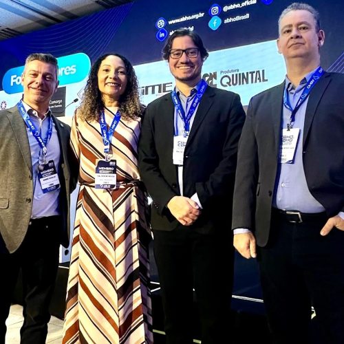Da esquerda para direita:André Rinaldi, Vice presidente de Relações Públicas da ABHO
Valdenise de Souza, presidente da ABHO
1º Vice-Presidente do CFQ, Rafael Almada,
Conselheiro Federal Rodrigo Moura